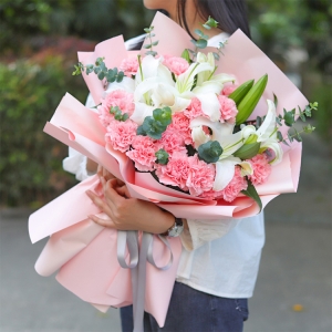 无私的爱-19支粉色康乃馨，2支多头百合，尤加利叶间插搭配