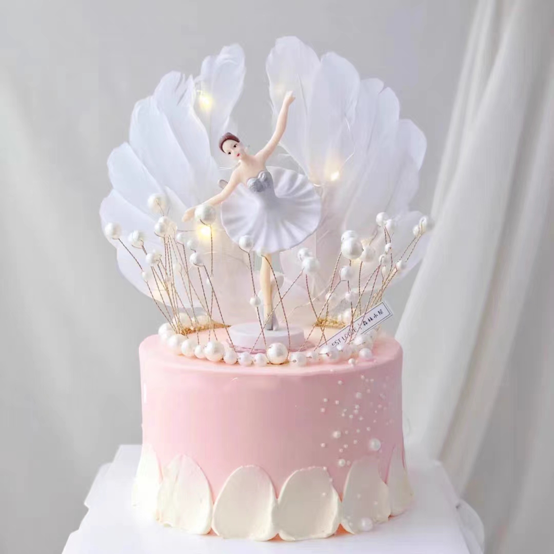 芭蕾女孩生日蛋糕- 圆形鲜奶蛋糕，水果夹心，奶油写字