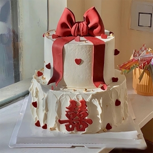 甜蜜佳缘-双层圆形水果夹层蛋糕，翻糖蝴蝶结装饰，囍字装饰。