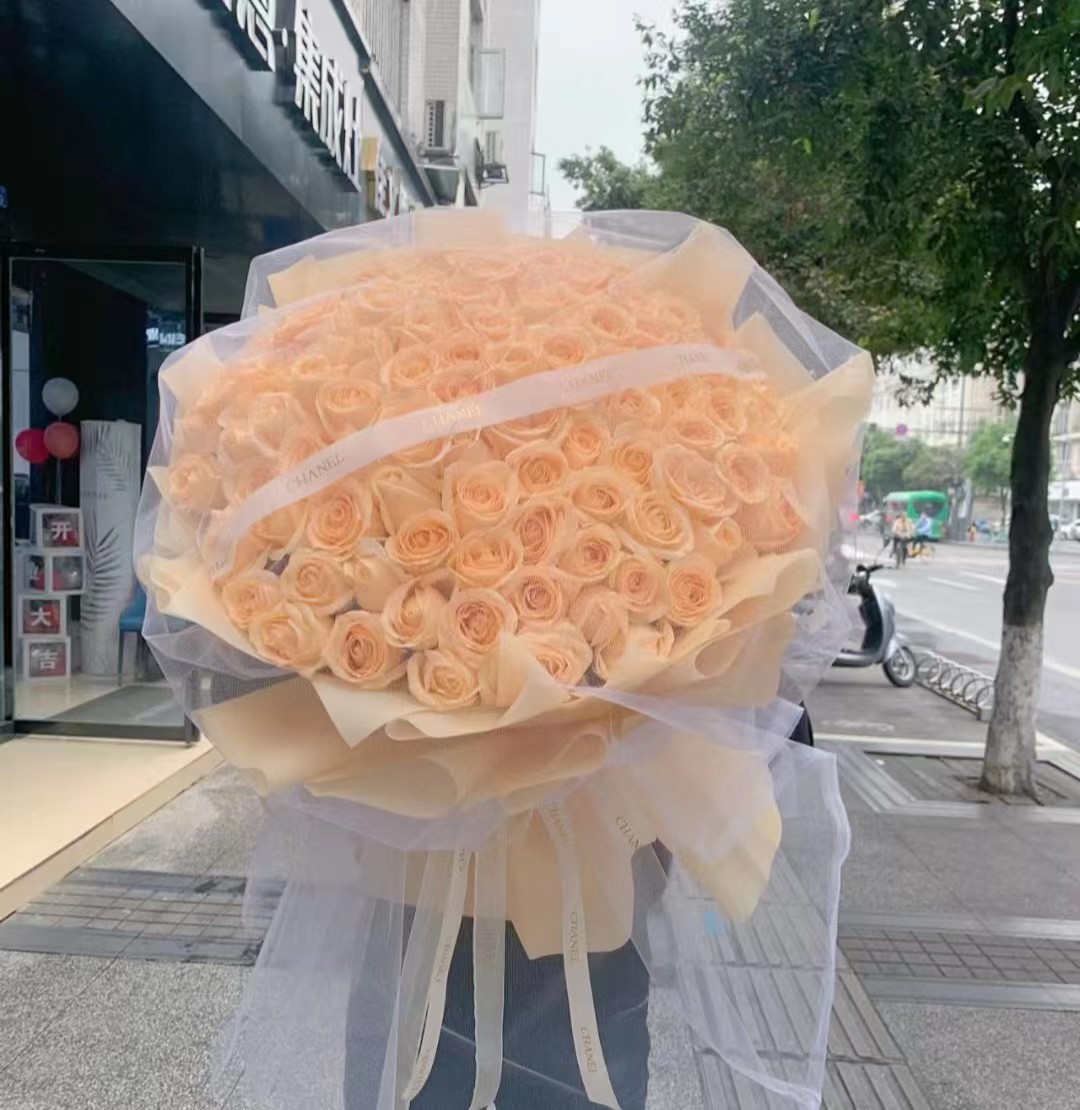 心动的爱意-99朵香槟玫瑰花