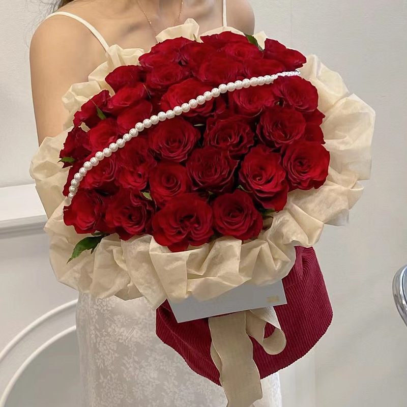 喜结良缘-33枝卡罗拉红玫瑰，珍珠装饰一串
