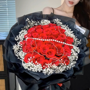 浪漫如你-33朵玫瑰黑色包装搭配满天星串灯