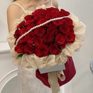 喜结良缘-33枝卡罗拉红玫瑰，珍珠装饰一串
