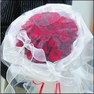 执子之手-33朵玫瑰白沙包装