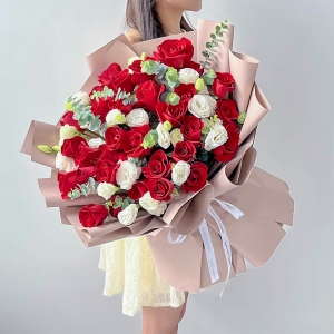 亲密爱人-卡罗拉红玫瑰33枝、白色洋桔梗7枝、粉色绣球1枝、白色勿忘我5枝，尤加利10枝
