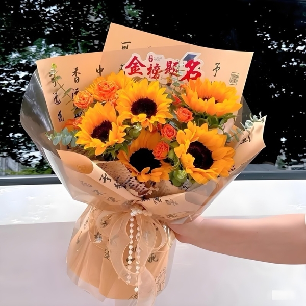 金榜题名，马到成功-5支向日葵，3支多头橙色芭比，尤加利丰满搭配